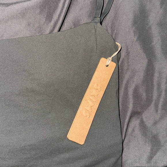 SKIMS FITS EVERYBODY CROPPED CAMI COLOR GUNMETAL LIMITED EDITION - Picture 2 of 5